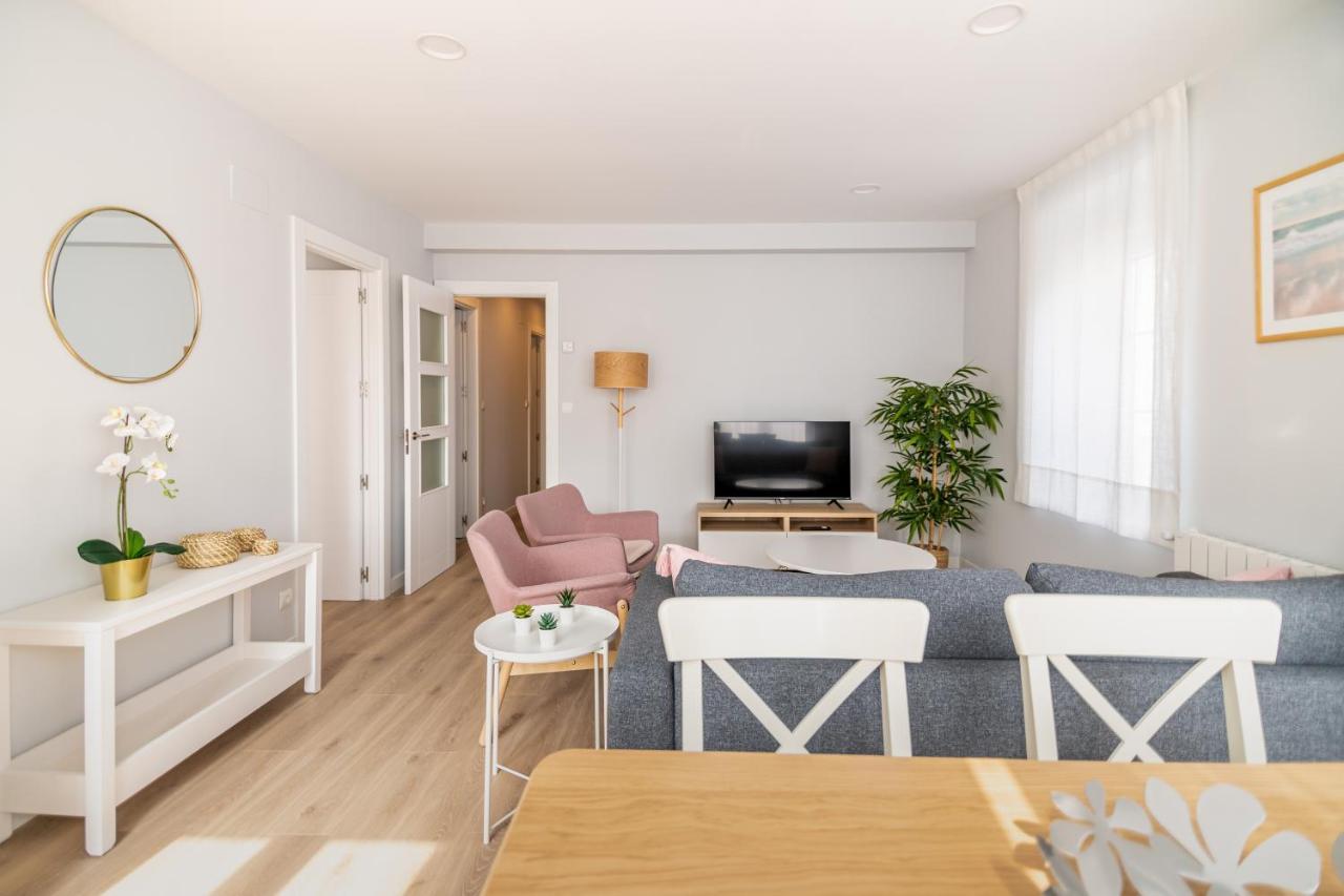 Villa Marta - Apartamentos Centricos Junto Al Mar กาสโตร-อูร์เดียเลส ภายนอก รูปภาพ